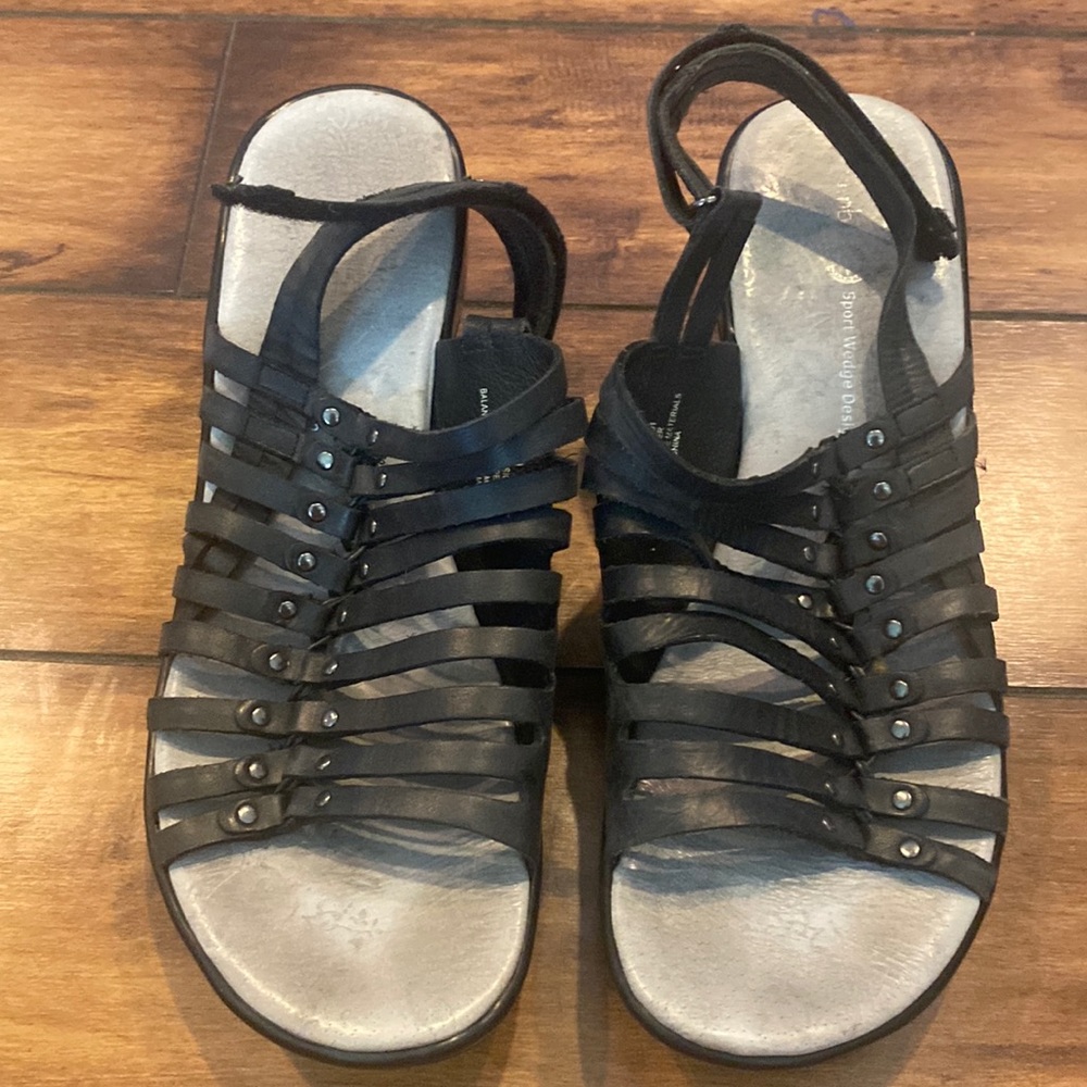 Women’s leather sandals